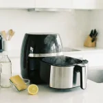 Nettoyer son Airfryer sans effort : la méthode du vinaigre chaud